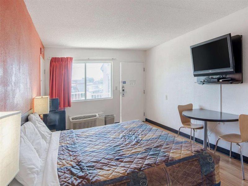 Rodeway Inn Brooklawn Bagian luar foto