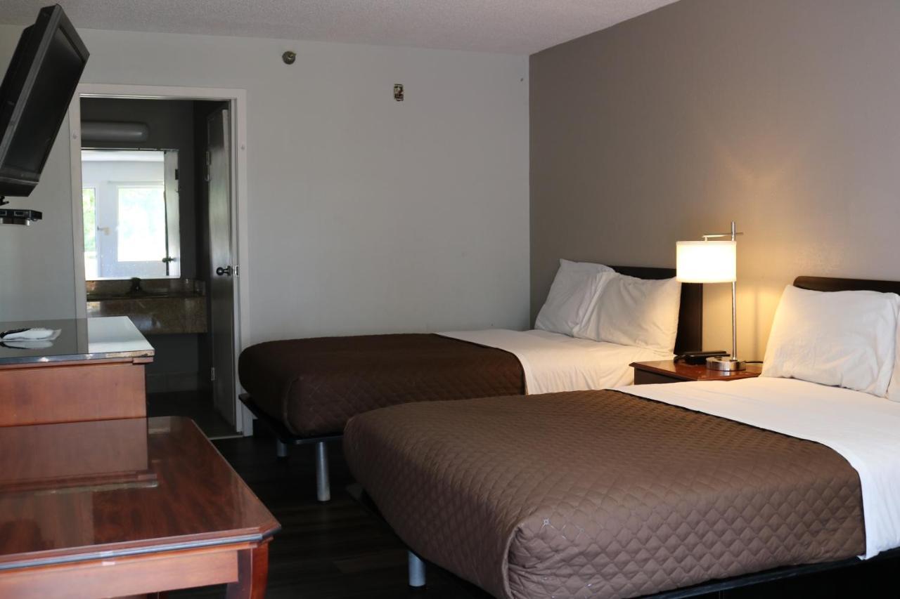 Rodeway Inn Brooklawn Bagian luar foto