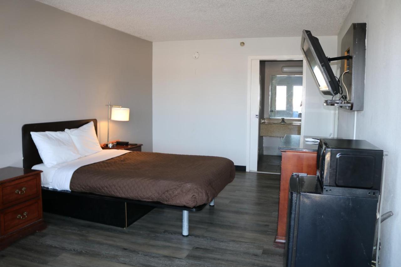 Rodeway Inn Brooklawn Bagian luar foto