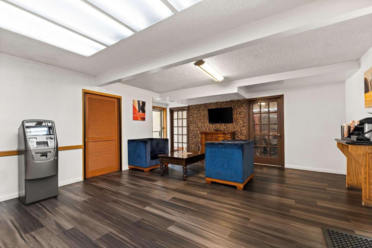 Rodeway Inn Brooklawn Bagian luar foto