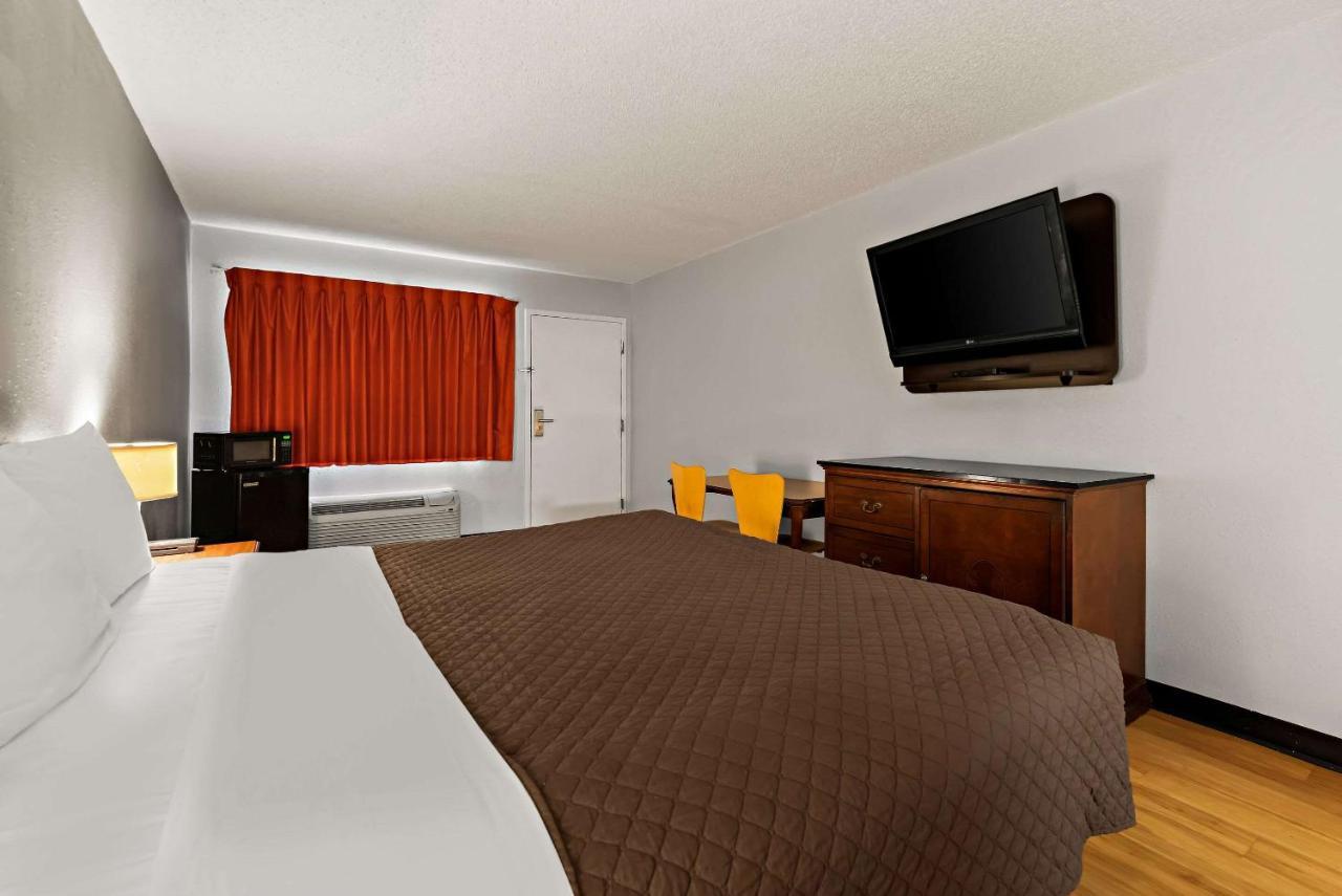 Rodeway Inn Brooklawn Bagian luar foto