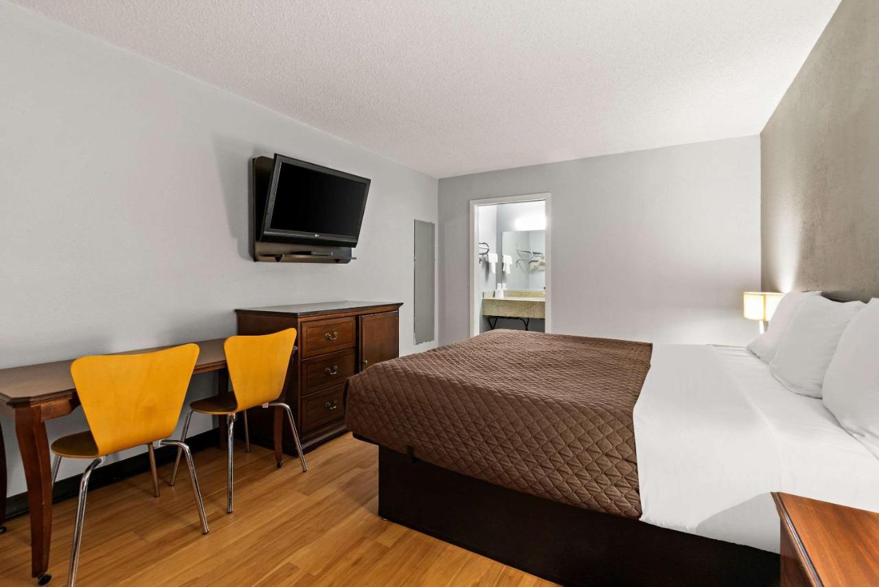 Rodeway Inn Brooklawn Bagian luar foto