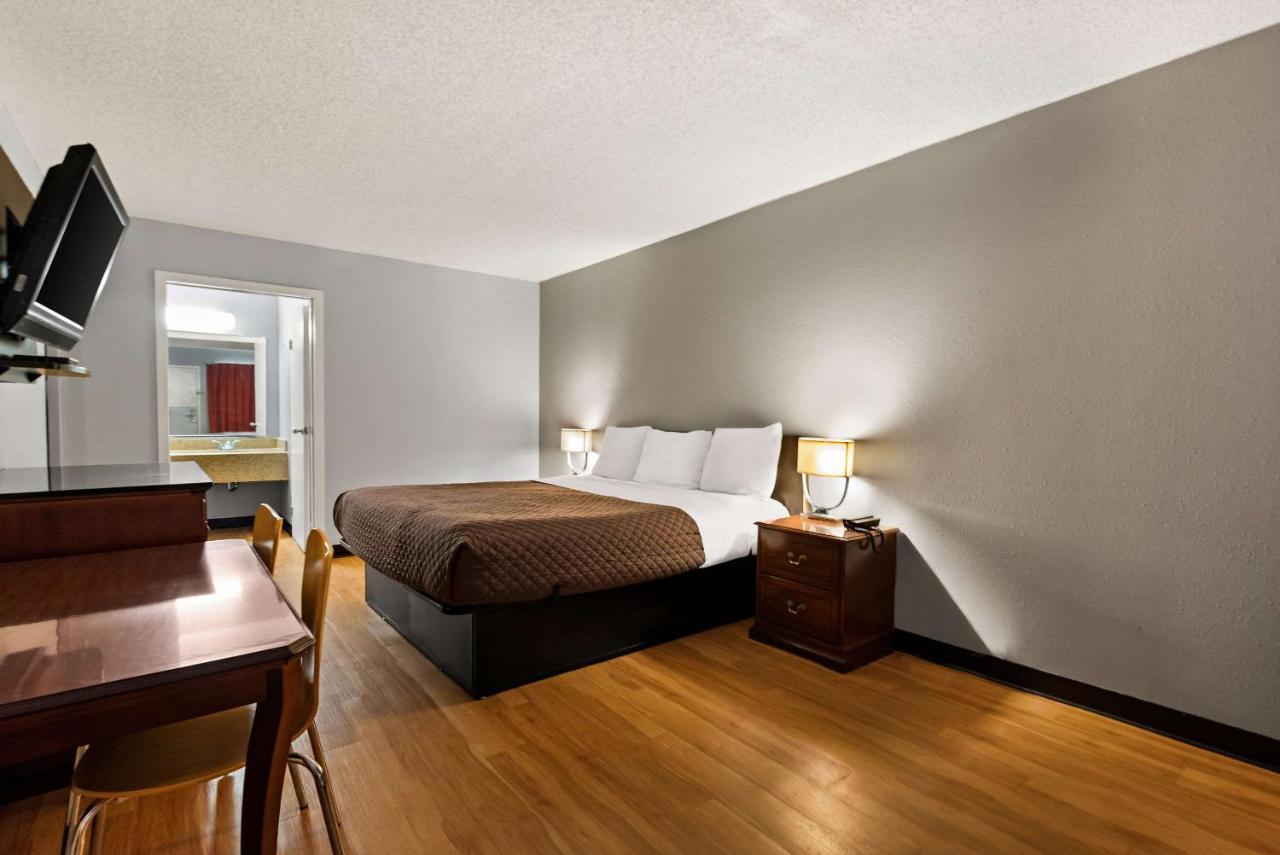 Rodeway Inn Brooklawn Bagian luar foto