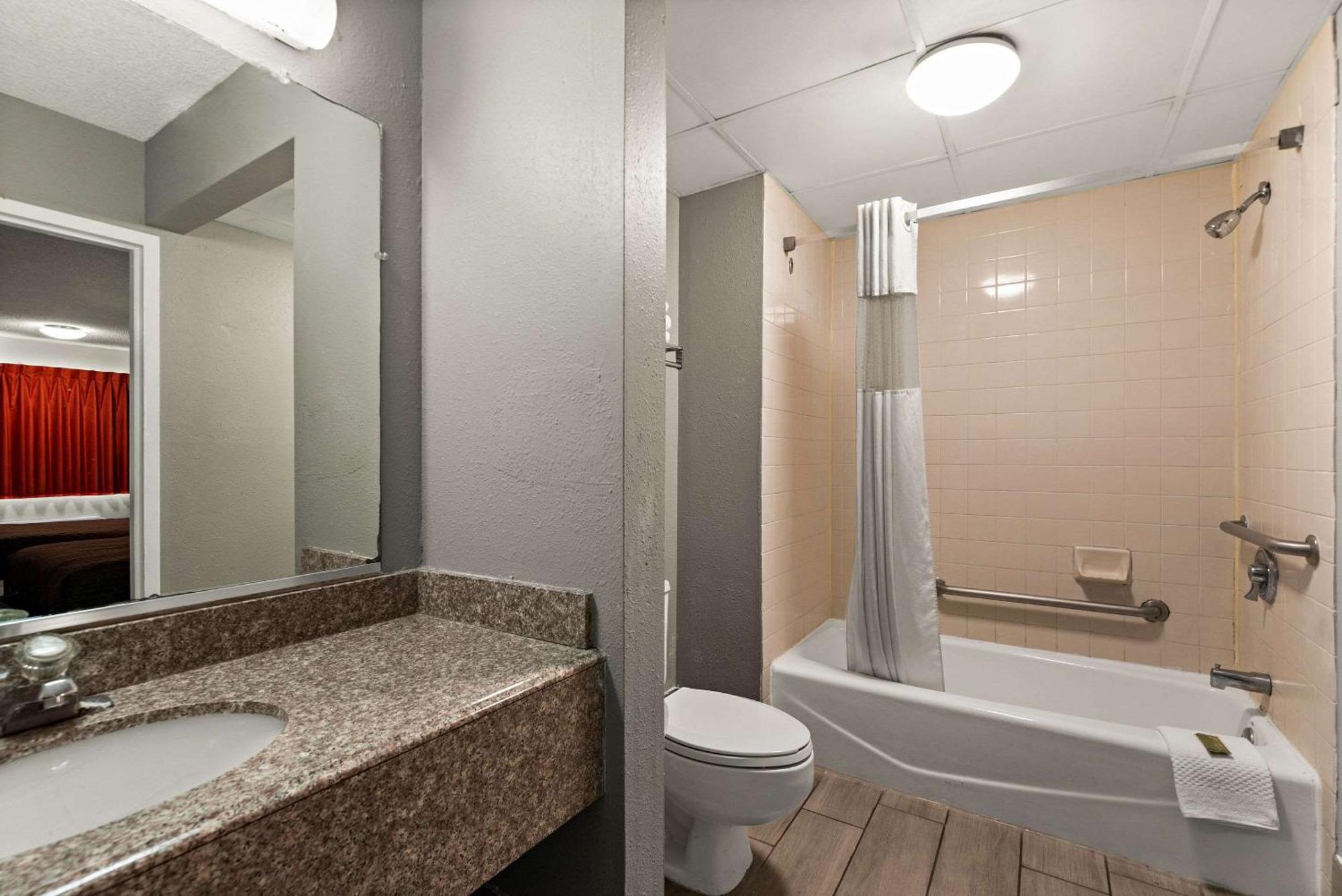 Rodeway Inn Brooklawn Bagian luar foto
