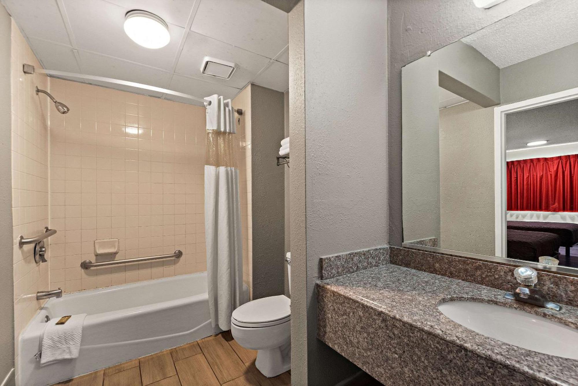 Rodeway Inn Brooklawn Bagian luar foto