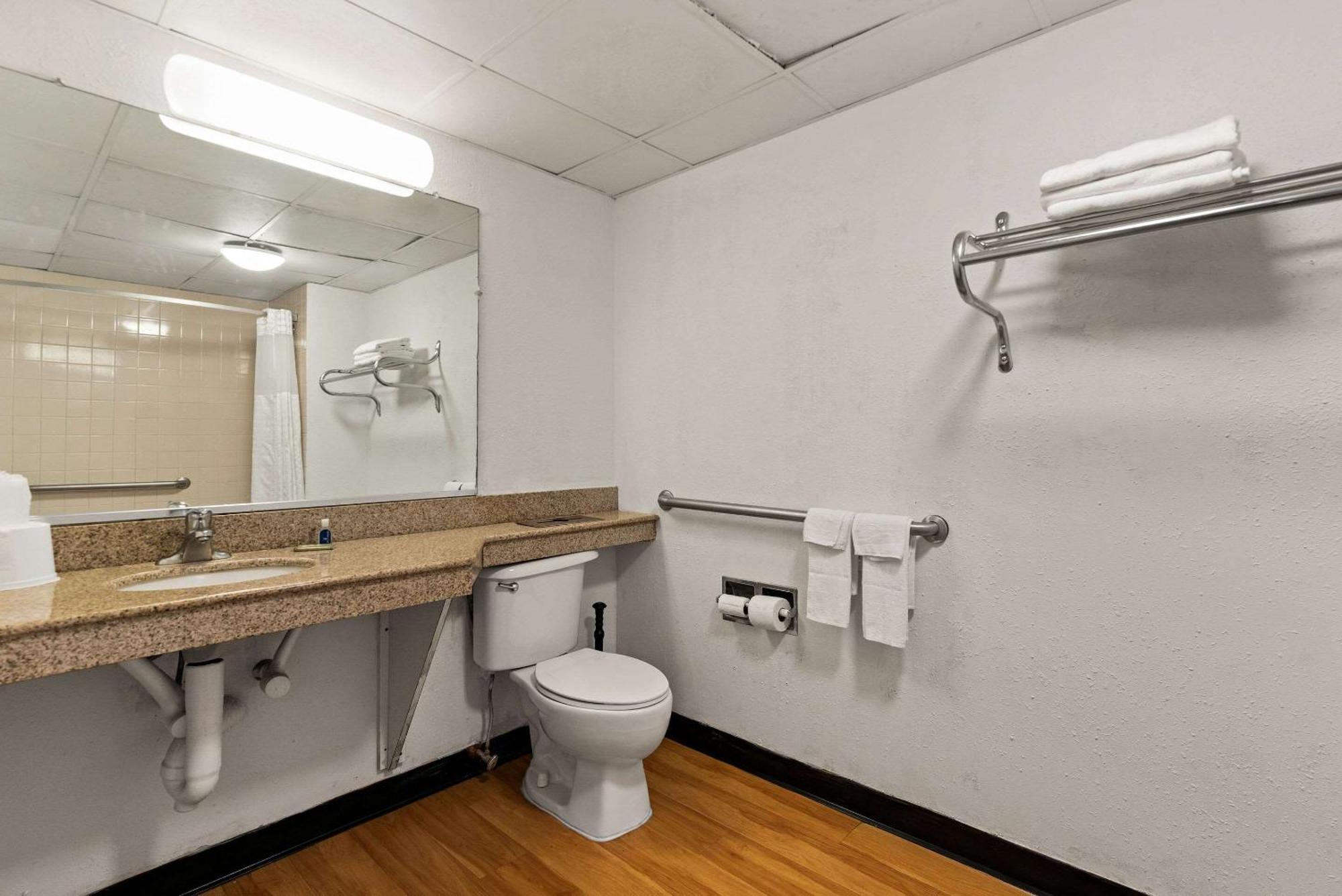 Rodeway Inn Brooklawn Bagian luar foto