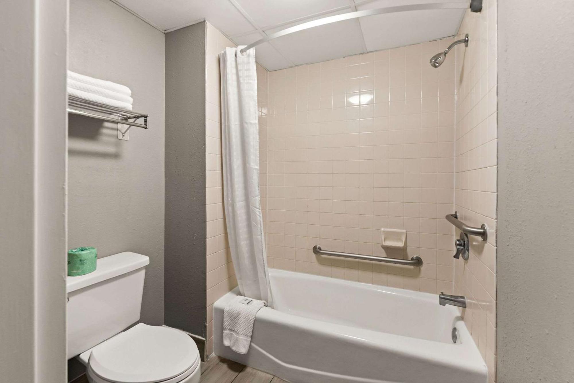 Rodeway Inn Brooklawn Bagian luar foto