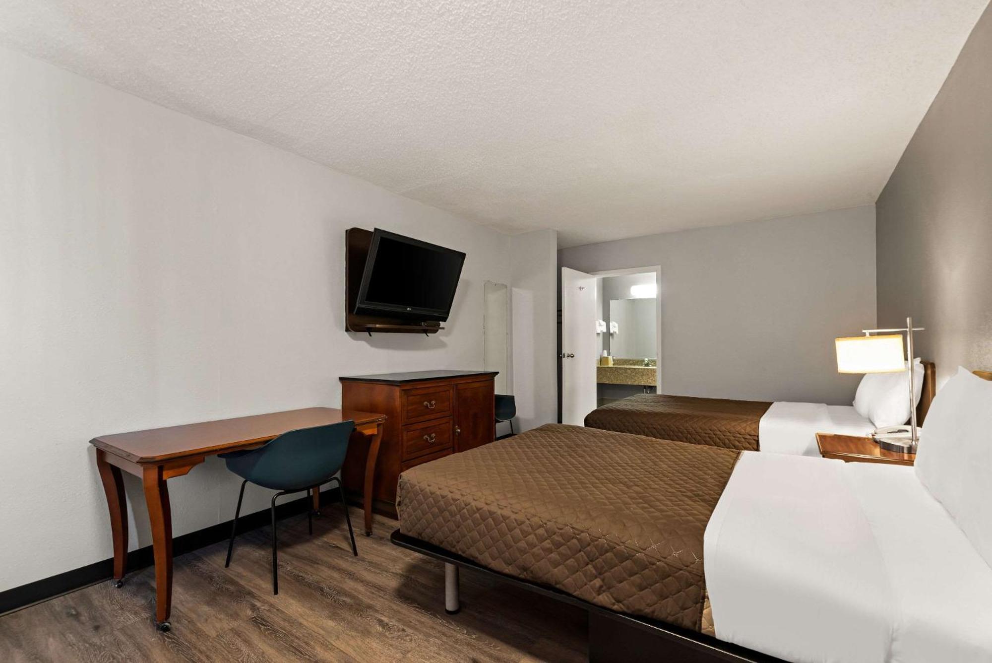 Rodeway Inn Brooklawn Bagian luar foto