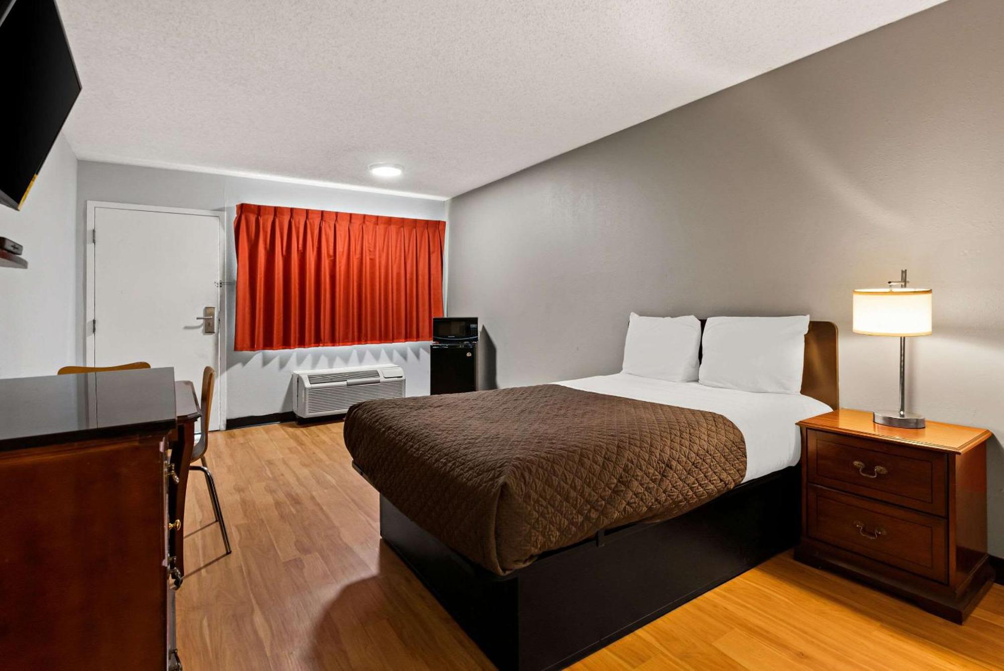 Rodeway Inn Brooklawn Bagian luar foto