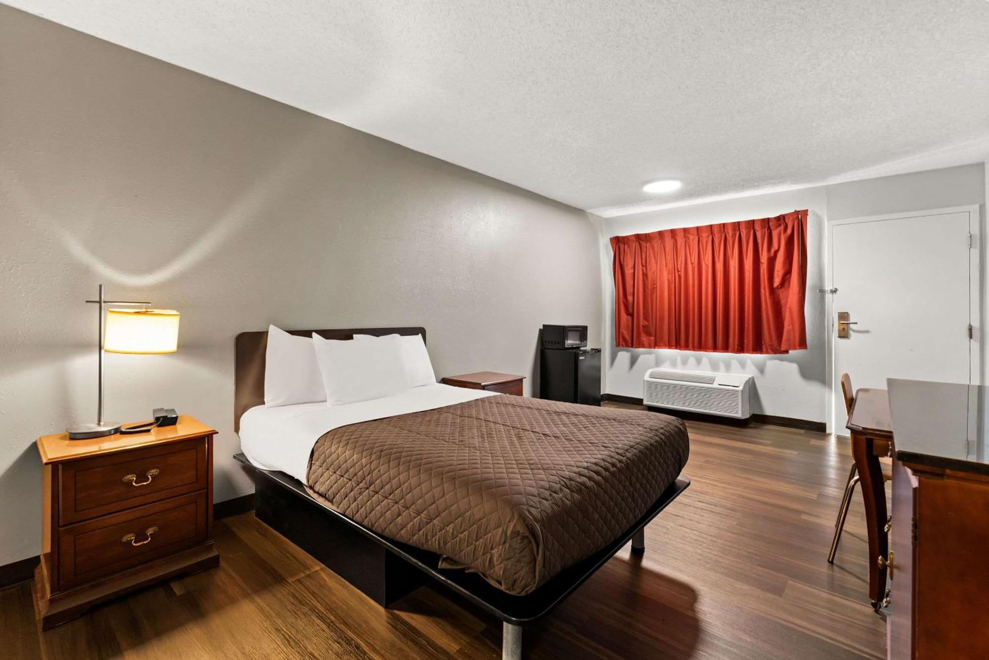 Rodeway Inn Brooklawn Bagian luar foto