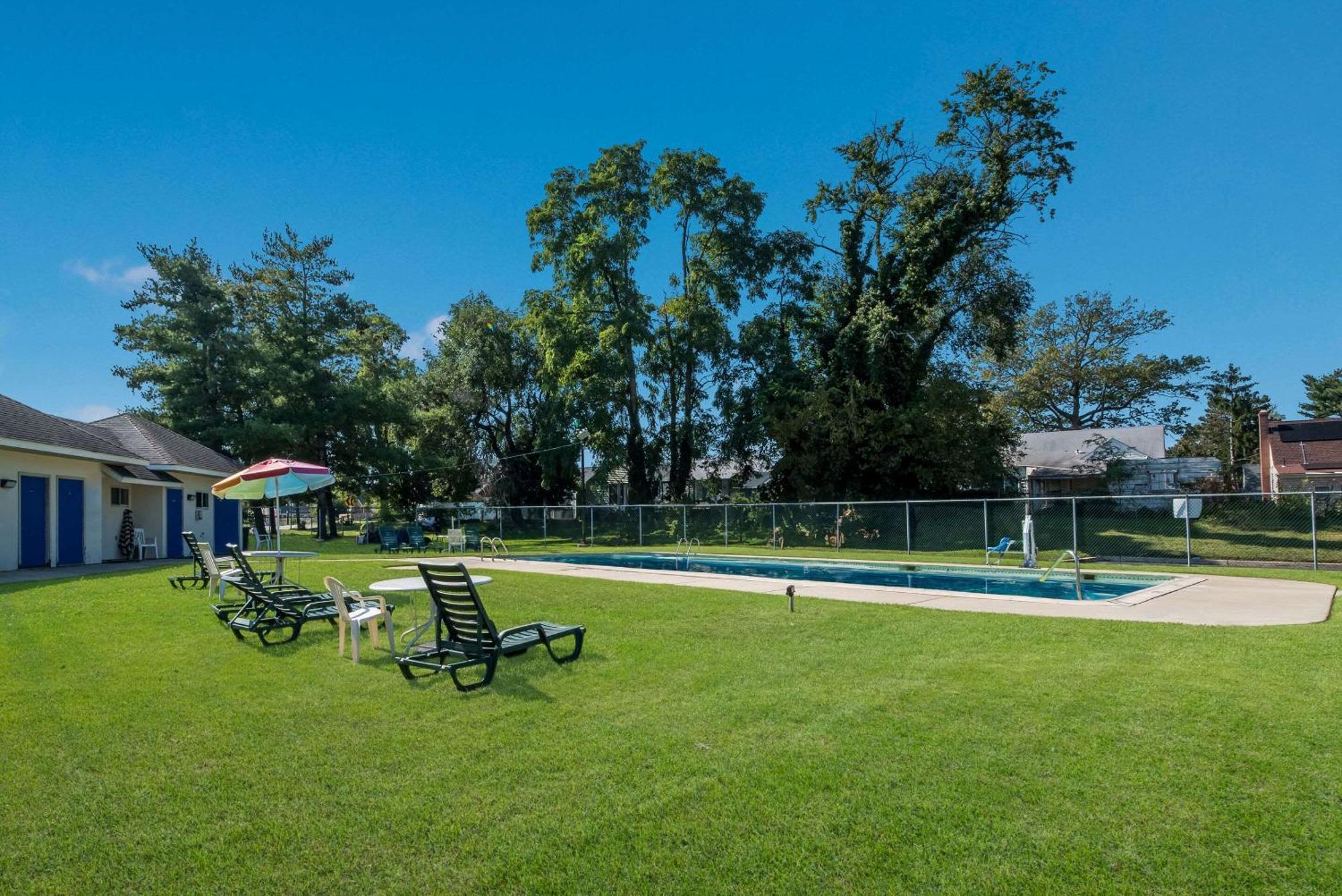 Rodeway Inn Brooklawn Bagian luar foto