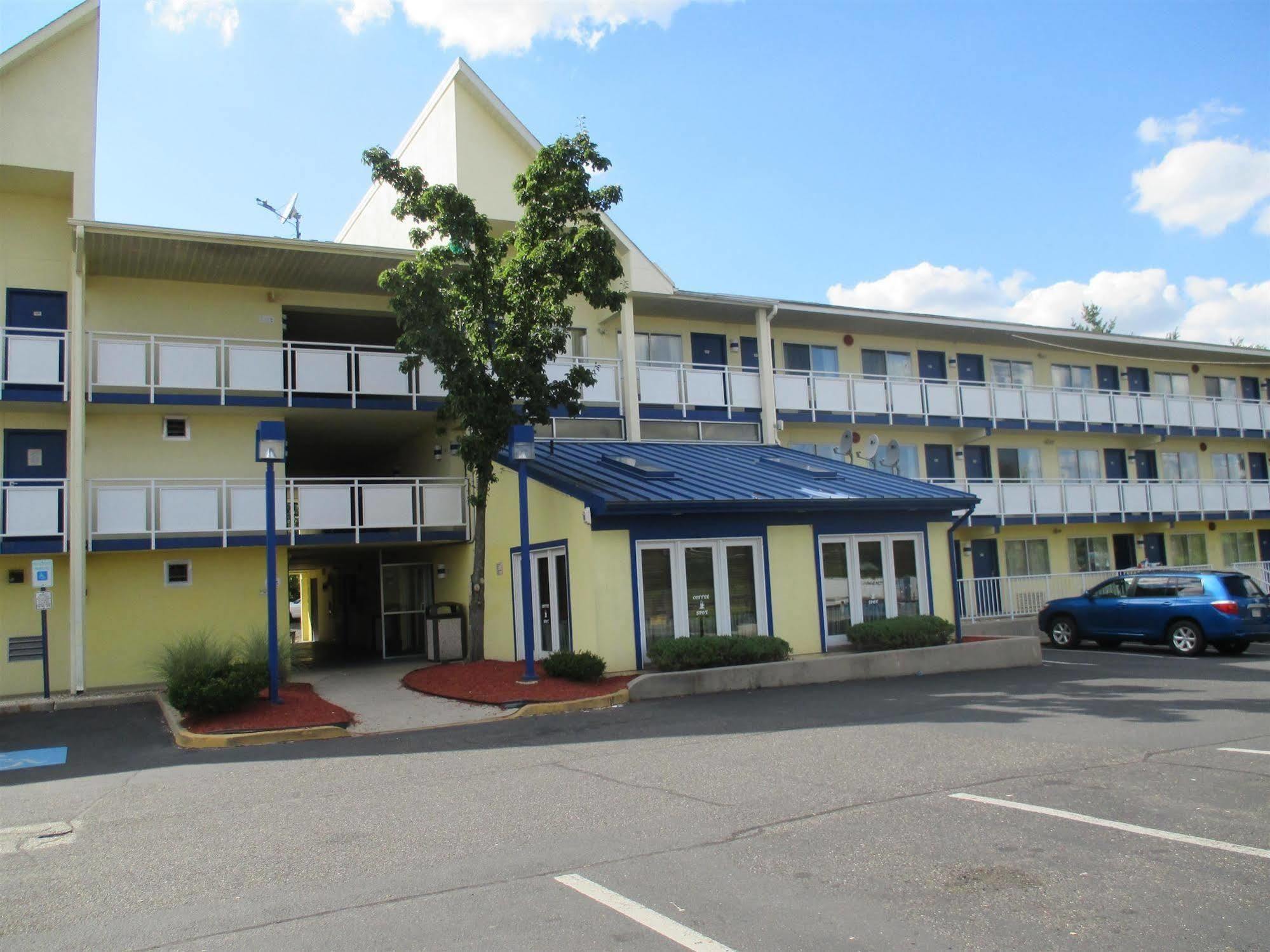 Rodeway Inn Brooklawn Bagian luar foto
