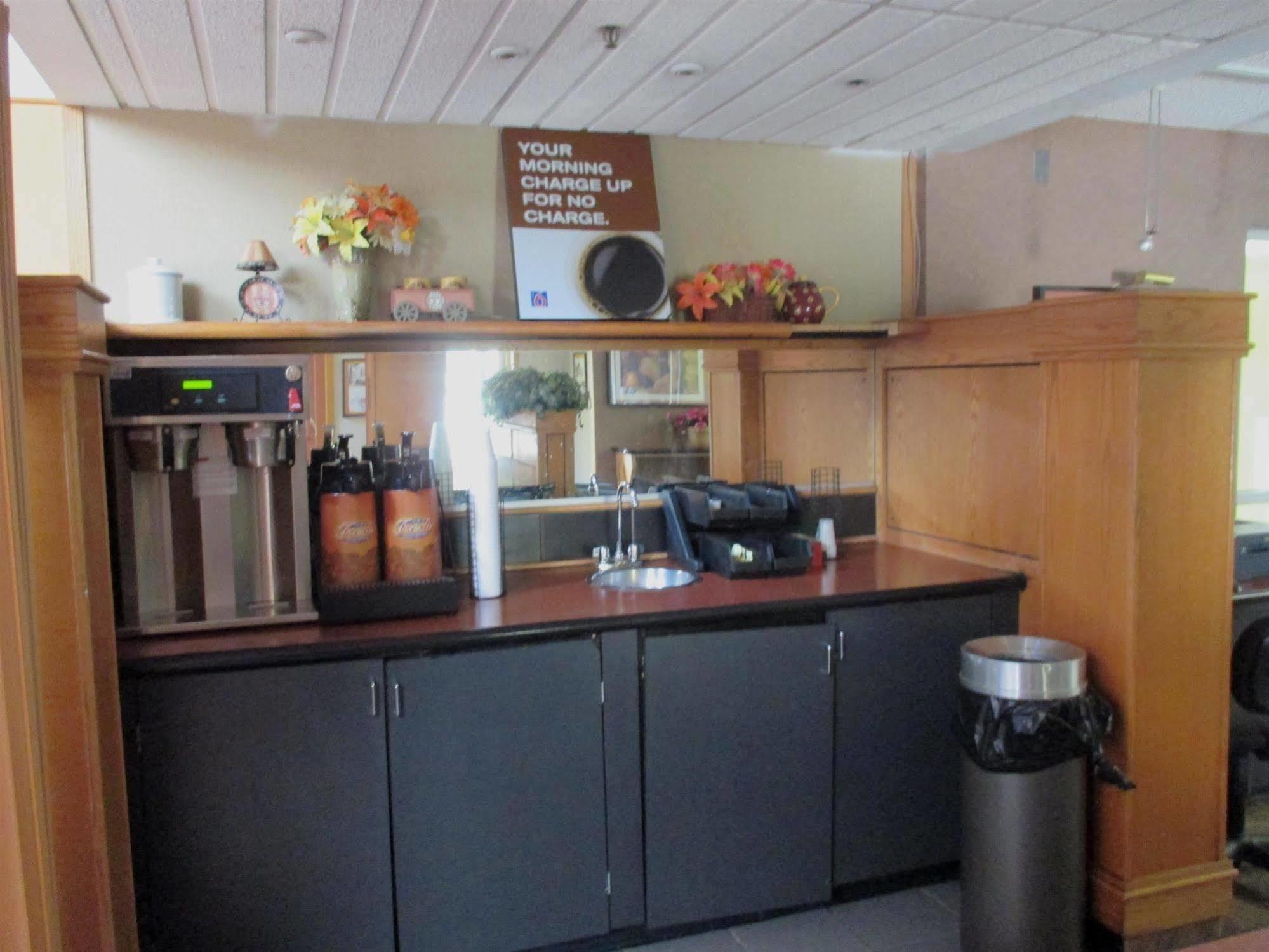 Rodeway Inn Brooklawn Bagian luar foto
