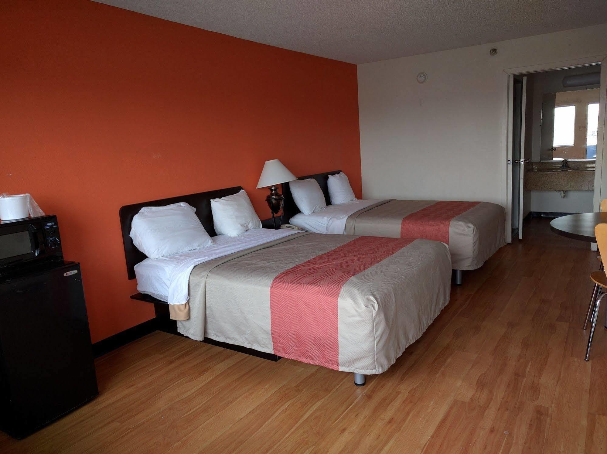Rodeway Inn Brooklawn Bagian luar foto