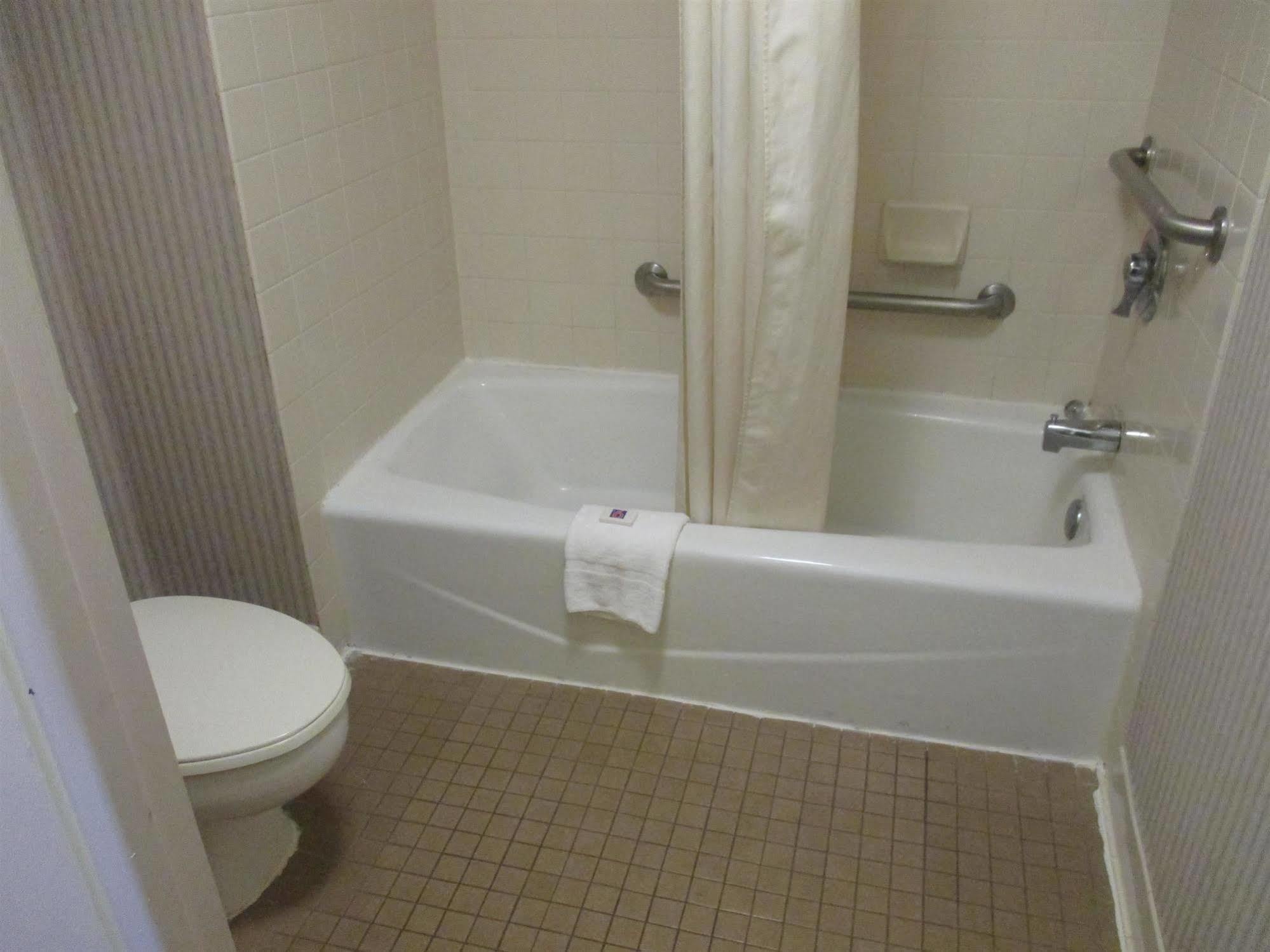 Rodeway Inn Brooklawn Bagian luar foto