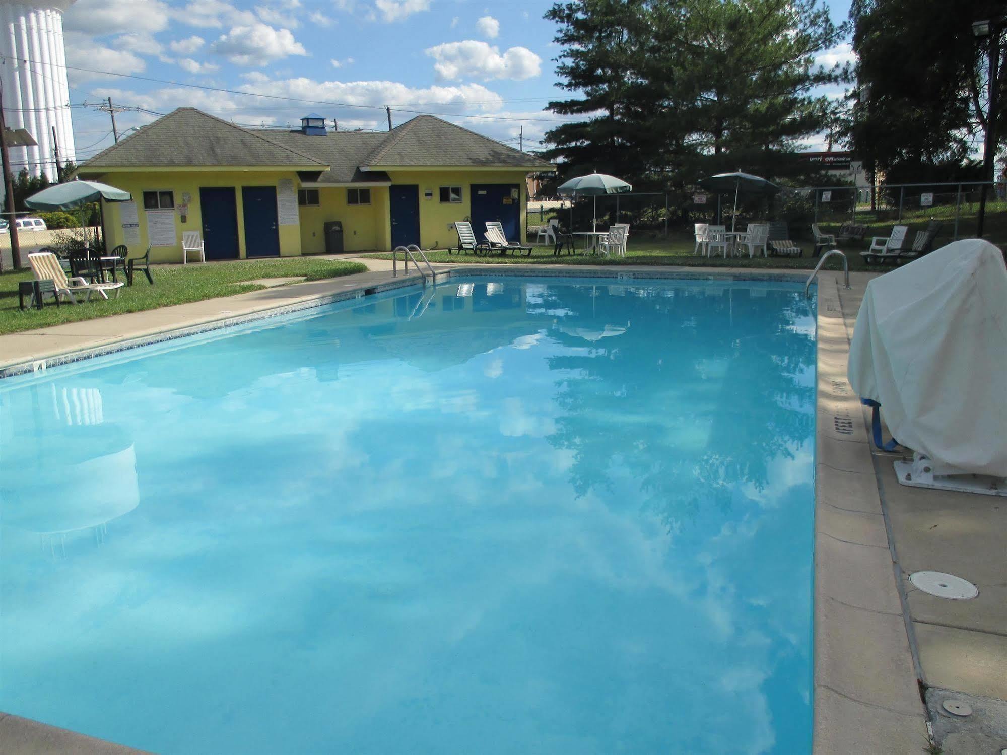 Rodeway Inn Brooklawn Bagian luar foto